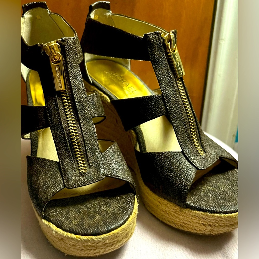 Michael Kors Damita Pebbled Brown Leather Wedges 🤎💛 Size 6